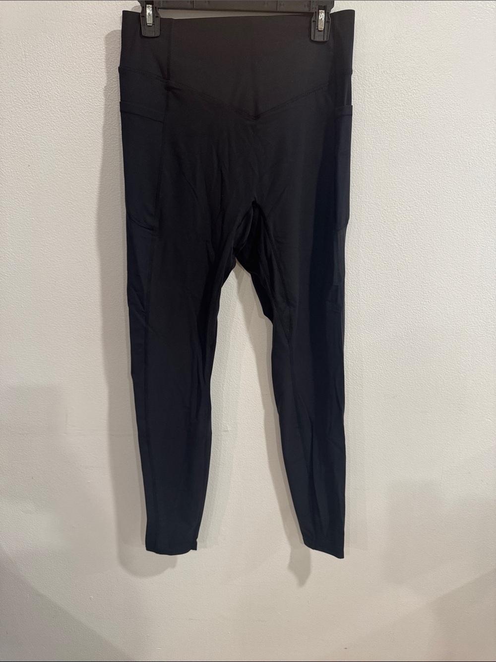 HALARA Black High-Waist Leggings with Side Pockets